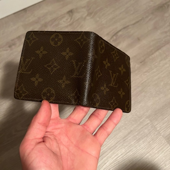 Louis Vuitton Men’s Monogram Bifold Wallet - Picture 8 of 12